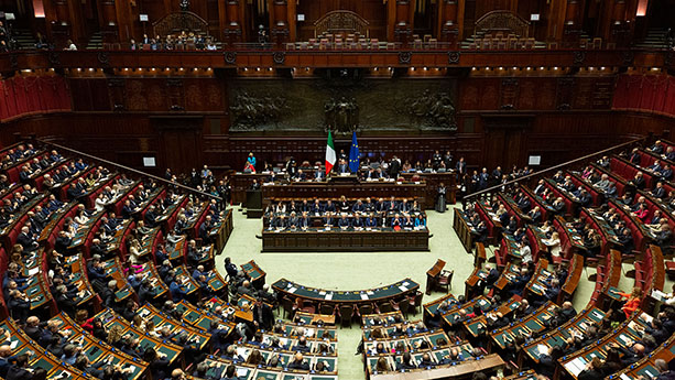 CarlaMaldonadoP's tweet photo. ¡Cadena perpetua para feminicidas en Italia!

Ayer la Cámara de Diputados aprobó una ley para luchar contra la violencia de género en el Belpaese.

▪️Feminicidio: pena máxima, cadena perpetua.

▪️Aumentan las penas para malos tratos: hasta 9 años de cárcel; acoso (Stalking), hasta 7 años.

▪️Más protección y apoyo económico para los huérfanos: hasta 5.000 euros, 5.470 dólares, por una sola vez.

▪️De enero a noviembre de 2025, se han registrado 70 femicidios en #Italia 

Fuente: ministerio del Interior @Viminale ; Instituto Nacional de Estadística @istat_it

📸: Parlamento Italia.