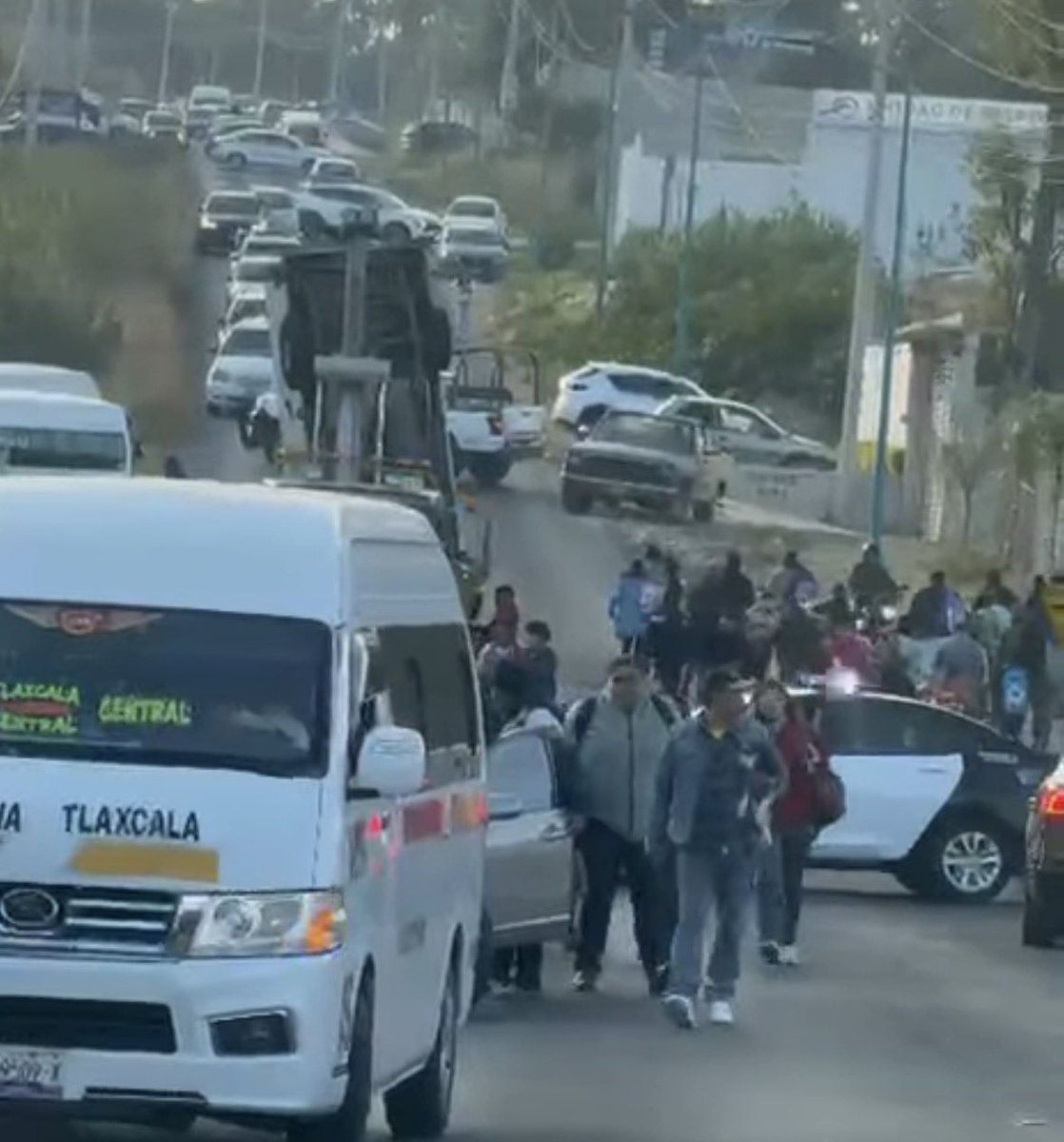 paconde's tweet image. ⭕️ Un #percance vehicular protagonizado por un autobús de transporte público provocó una intensa movilización de cuerpos de emergencia y un grave congestionamiento vial este miércoles por la mañana en la principal carretera de #Tepehitec. #Tlaxcala