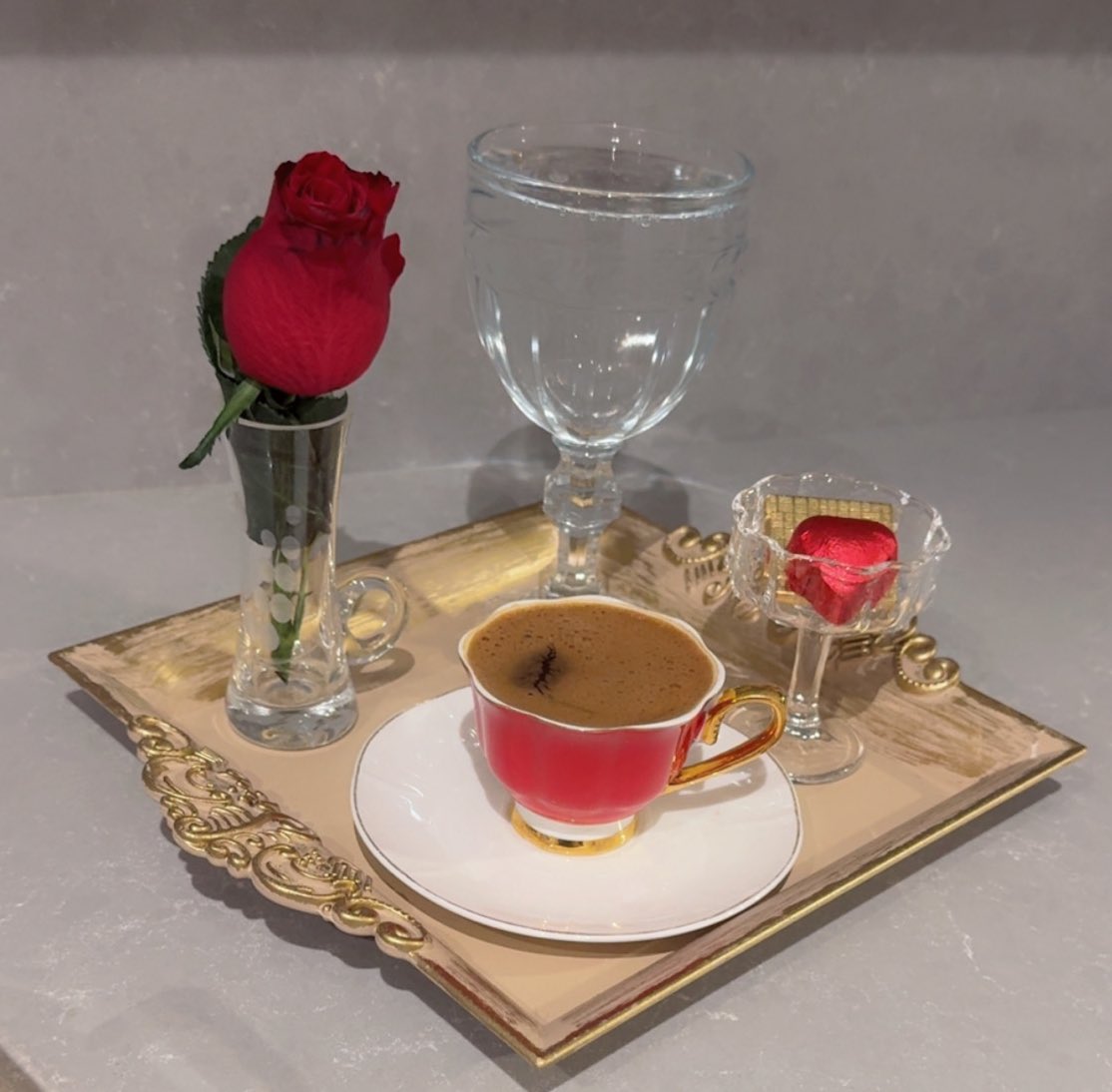 Şimdi açsam pencereyi beklesem,
Sen gelsen,
Olmaz ya hani geliversen...
Hiç bir şey sormasan,
Hiç bir şey söylemesen,
Sussam,
Sussan,
Sussak...