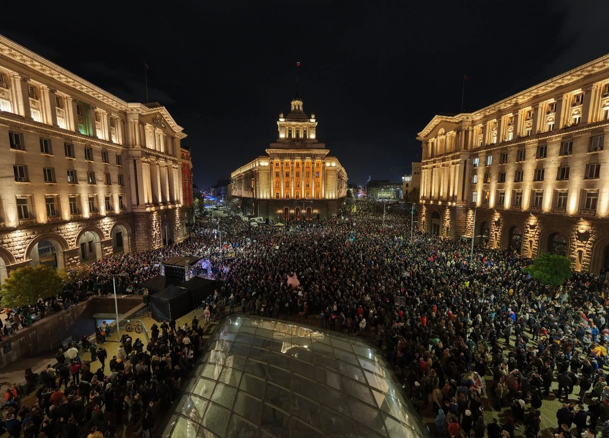 bozhobg's tweet image. Мащабен протест. Безобразията не остават без отговор!

Пеевски има травма от 2013 г. И затова не понася свободните хора, които се изправят срещу него. 

Което само ни дава повече енергия, повече кураж, повече увереност. Че държавата може да бъде изчистена от тежкото корупционно…