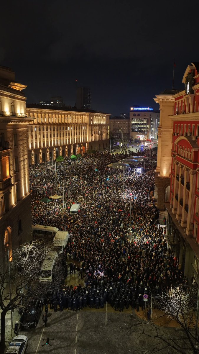 bozhobg's tweet image. Мащабен протест. Безобразията не остават без отговор!

Пеевски има травма от 2013 г. И затова не понася свободните хора, които се изправят срещу него. 

Което само ни дава повече енергия, повече кураж, повече увереност. Че държавата може да бъде изчистена от тежкото корупционно…