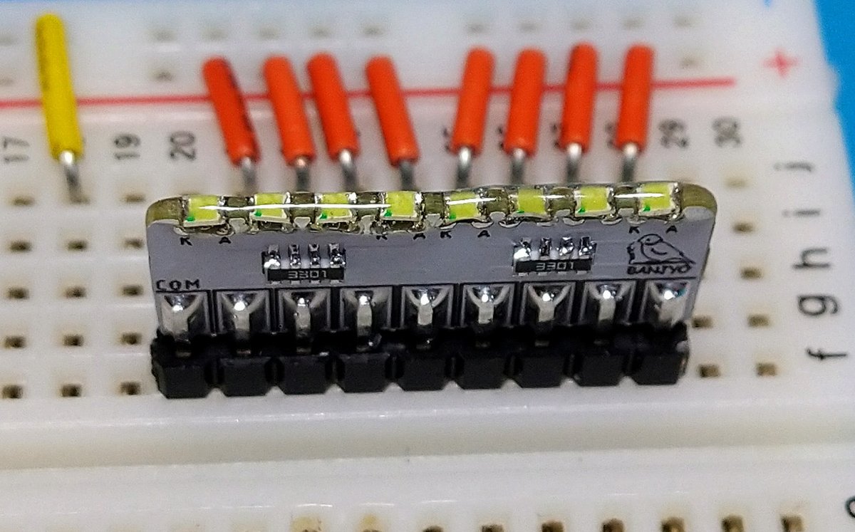 Hobby_na_BANJYO's tweet image. 小さい基板シリーズ。
ブレッドボード用8連LED基板。
１つハンダ付けしてみた！
明るすぎてうまく撮影できないから外部に追加で3KΩ入れてみた。