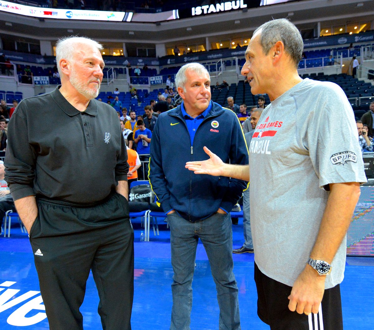 parallelecinico's tweet image. Qualche anno fa è stata scattata questa foto, ribattezzata "La triade del basket".
Da una parte il genio del basket americano, dall'altra i due geni del basket europeo.
Da una parte uno dei migliori allenatori di tutti i tempi, recordman per partite vinte nella storia della NBA.…