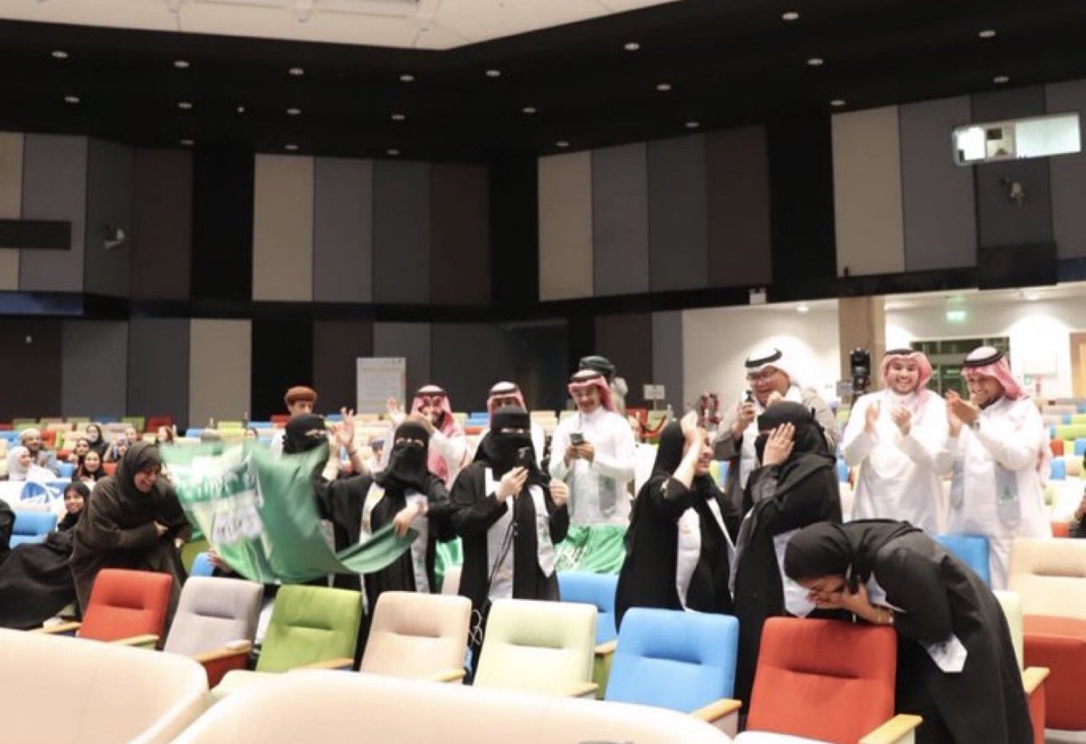 وسووها فريقنا الثالث 🤩👏🏻👏🏻👏🏻
الف مبروك لـ رؤى - دانه - شهد، ماشاء الله عليهم يستاهلوا والله.
وعقبالنا يارب بكرة 🤍🤍🇸🇦
#مسابقة_الخطابة_البيئية
#جامعة_الملك_عبدالعزيز