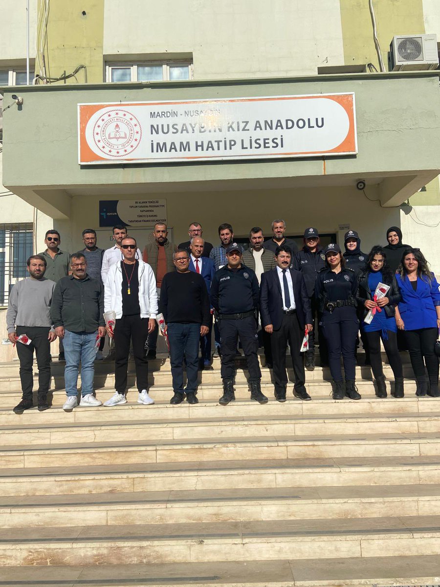 Nusaybin İlçe Emniyet Müdürlüğüne bağlı emniyet mensupları,  24 Kasım Öğretmenler günü münasebetiyle öğretmenlerimize çiçek takdim ettiler. Nazik ziyaretleri için kendilerine çok teşekkür ederiz 👏

<a href="/tcmeb/">Millî Eğitim Bakanlığı</a>
<a href="/Yusuf__Tekin/">Yusuf Tekin</a>
<a href="/mardinilmem/">Mardin İl Millî Eğitim Müdürlüğü</a>
<a href="/ali_eyyupkoca/">Ali Eyyupkoca</a>
<a href="/haciavlanmaz/">HACI YUSUF AVLANMAZ</a>
<a href="/MehmetSaitYIL11/">Mehmet Sait YILDIRIM</a>