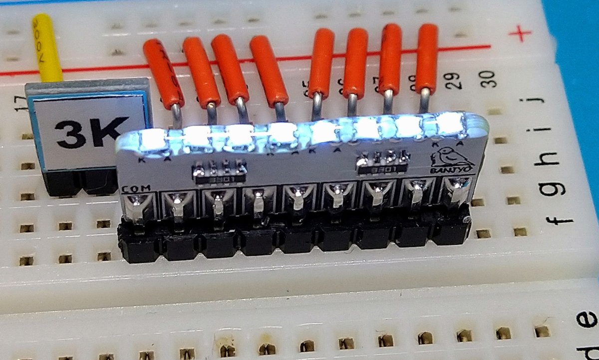 Hobby_na_BANJYO's tweet image. 小さい基板シリーズ。
ブレッドボード用8連LED基板。
１つハンダ付けしてみた！
明るすぎてうまく撮影できないから外部に追加で3KΩ入れてみた。