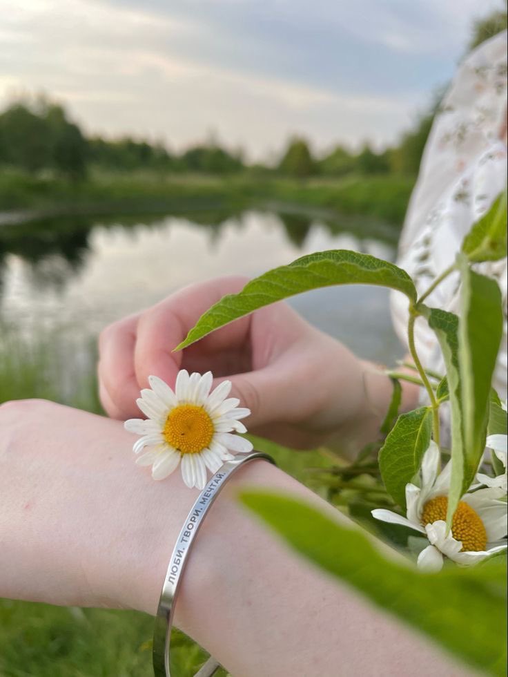 .
.
.
الجميع أختاروا جمعتهم ليحيوا ..
وانا أخترتك دون الجميع لأحيا ..🦋
.
.🍃🤍🌹🕊️
.