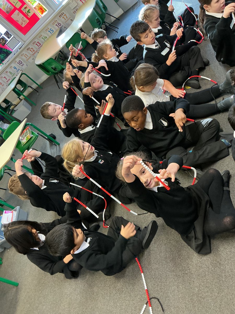 CeciliaScos's tweet image. Using the bead strings to help us recognise how many tens and ones are in numbers between 10 and 20! #StCathsMaths