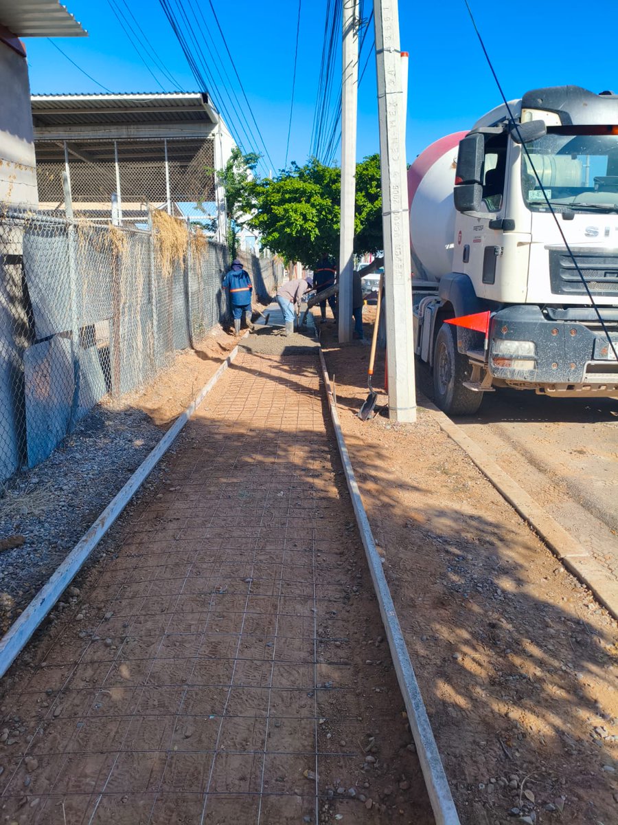 Seguimos avanzando con la construcción de banquetas en Agustín Gómez del Campo entre Mendoza y García Morales, como parte del programa Camina Segura. 💡Trabajamos para que todas y todos puedan transitar con mayor seguridad.