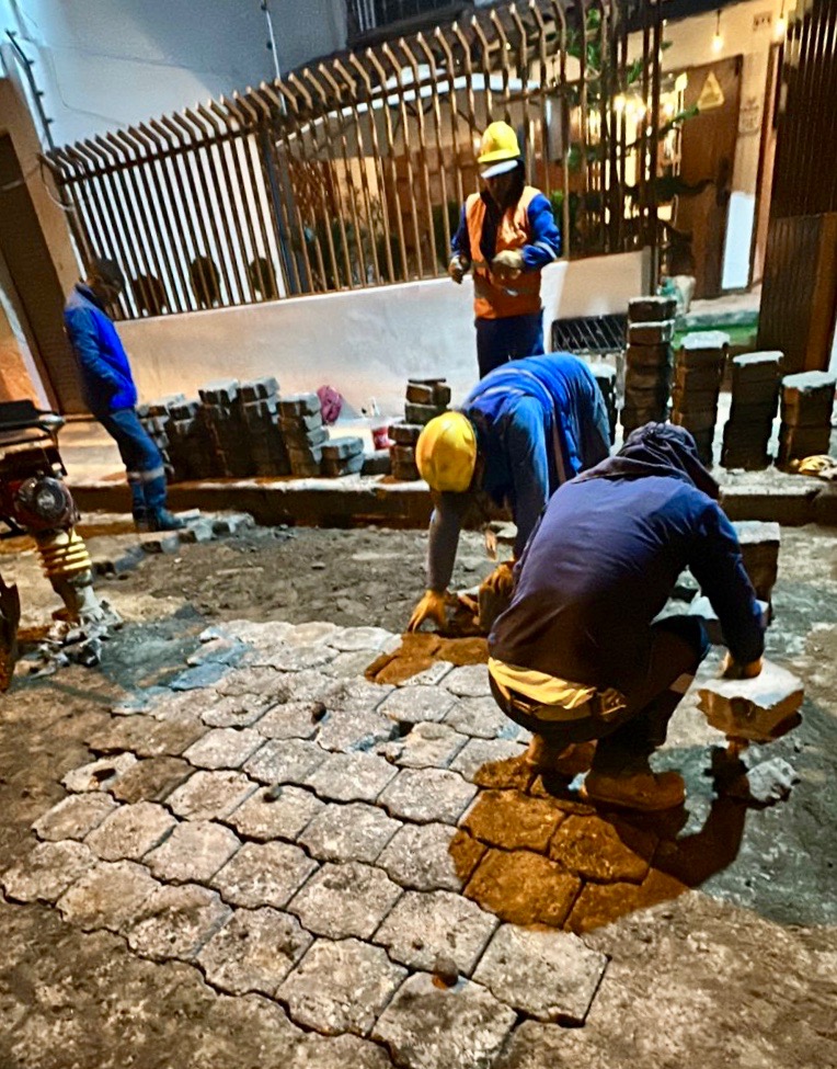 👷‍♂️🚧||Culminamos la reubicación de la acometida de alcantarillado sanitario en el sector céntrico de Otavalo.
Esta intervención fue necesaria debido a que la tubería de cemento cumplió su vida útil y colapsó, generando taponamientos internos. Instalamos una nueva tubería plástica