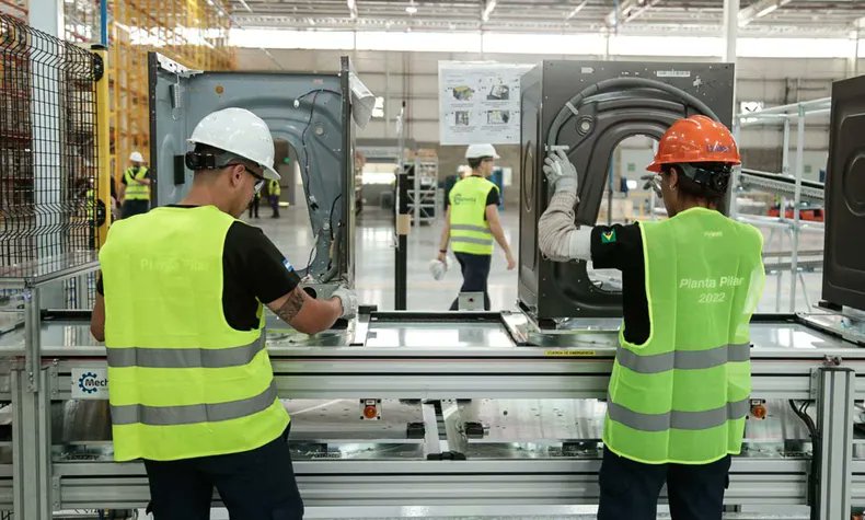 🔴 Whirlpool cerró su planta en Pilar y despidió a 300 empleados

📉 La empresa alega falta de competitividad ante importaciones: "Un lavarropas chino cuesta la mitad"

📢 La UOM y trabajadores protestan en el lugar a la espera de respuestas

bit.ly/4iiZ8mM