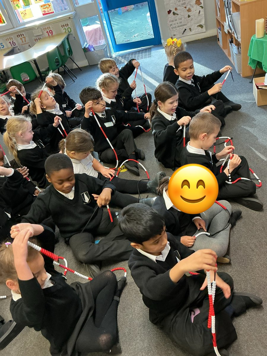 CeciliaScos's tweet image. Using the bead strings to help us recognise how many tens and ones are in numbers between 10 and 20! #StCathsMaths
