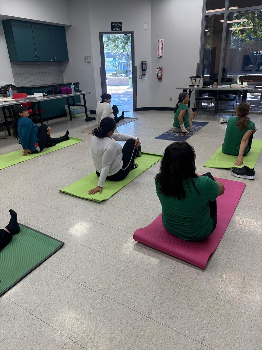 SuperMomsBW's tweet photo. 11-25-25.Clase 3 de Tomando el control de tu salud,gracias por la información y herramientas para hacer un cambio por hábitos saludables. ¡Maravillosa clase!🧎♀️👩👦💆♀️🧘♂️👭✨️❄️ #gratitud #comunidad #thanks #blockwatch #CommunitySupport #love #SuperMoms #ejercicios #yogalife https://t.co/v6lNsRWQuN