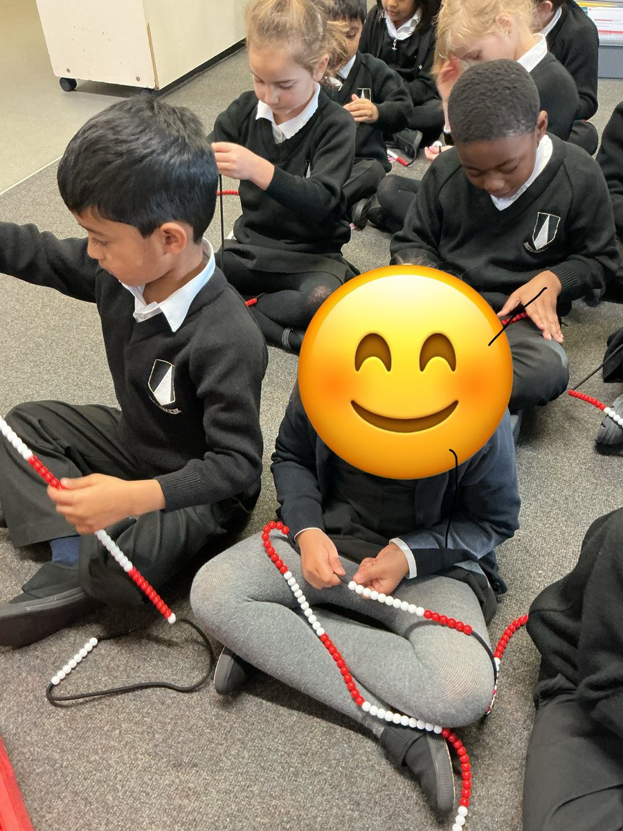 CeciliaScos's tweet image. Using the bead strings to help us recognise how many tens and ones are in numbers between 10 and 20! #StCathsMaths