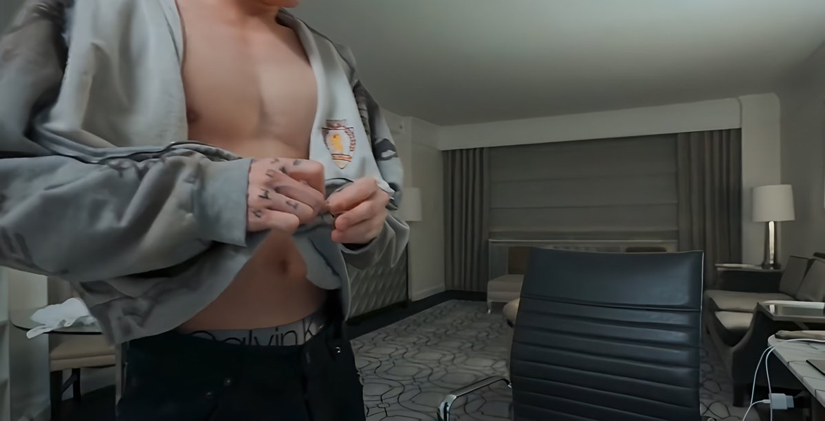 thvjkmon's tweet image. he’s so boyfriend coded