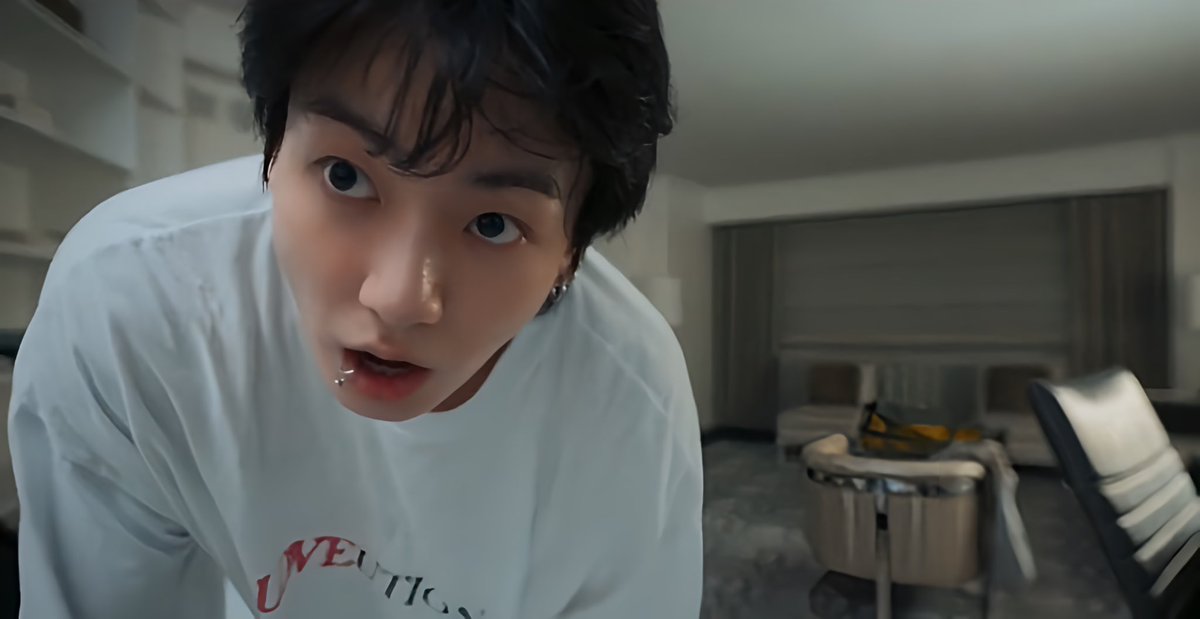 thvjkmon's tweet image. he’s so boyfriend coded