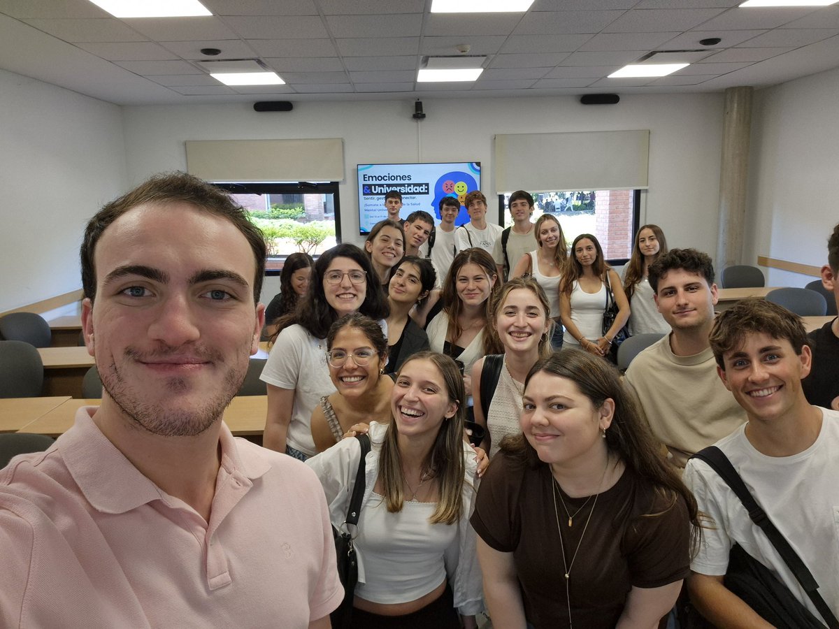 Martilux's tweet photo. Cerramos las tutoriales de Derecho Internacional Público 2025 con un poco de populismo académico (no niego ni afirmo que hubo medialunas involucradas). Que lujo es transmitir lo que a uno le apasiona 🫶🏻 https://t.co/W5C26c9zQF