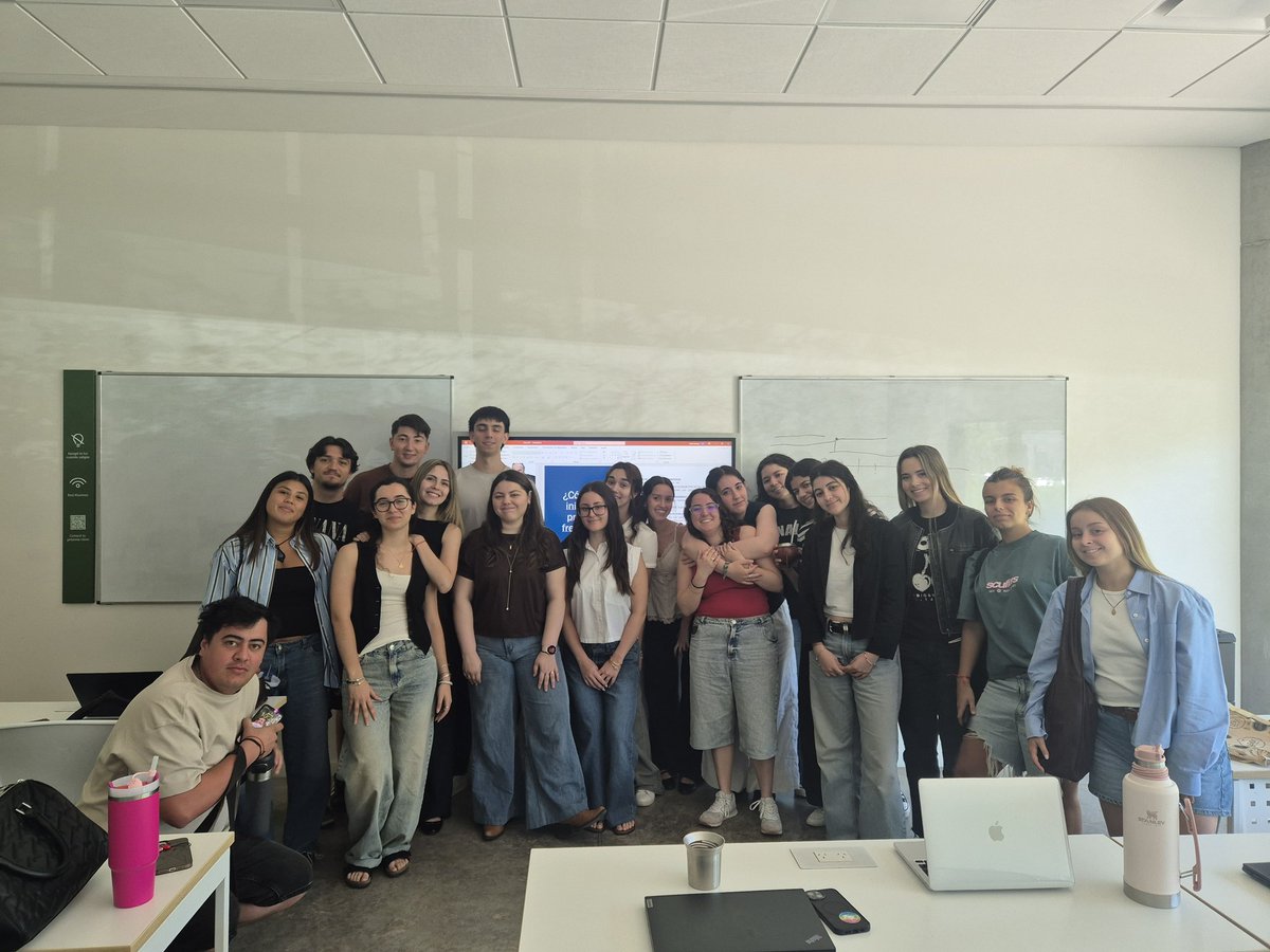 Martilux's tweet photo. Cerramos las tutoriales de Derecho Internacional Público 2025 con un poco de populismo académico (no niego ni afirmo que hubo medialunas involucradas). Que lujo es transmitir lo que a uno le apasiona 🫶🏻 https://t.co/W5C26c9zQF