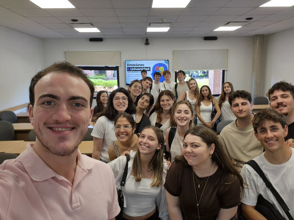 Martilux's tweet photo. Cerramos las tutoriales de Derecho Internacional Público 2025 con un poco de populismo académico (no niego ni afirmo que hubo medialunas involucradas). Que lujo es transmitir lo que a uno le apasiona 🫶🏻 https://t.co/W5C26c9zQF