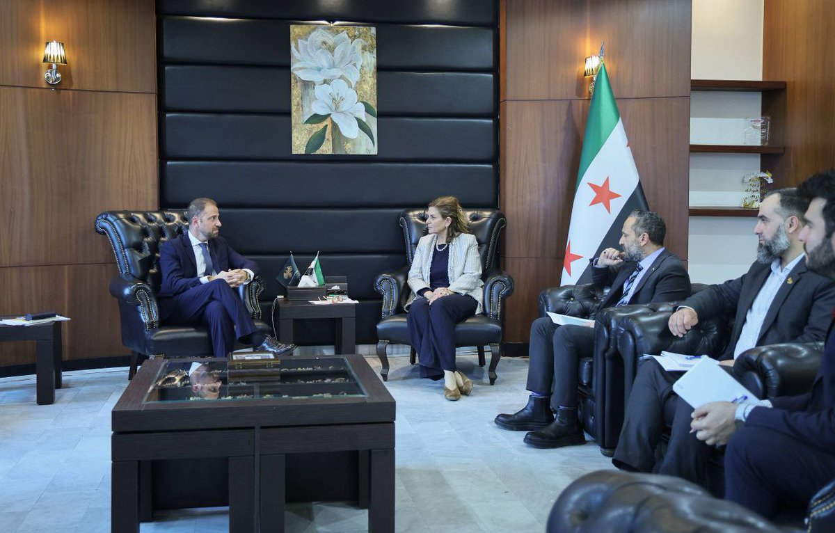 SyMOSAAL's tweet image. وزيرة الشؤون الاجتماعية تبحث مع البنك الدولي تعزيز برامج الحماية الاجتماعية  

استقبلت وزيرة الشؤون الاجتماعية والعمل السيدة &quot;هند قبوات&quot;، السيد &quot;أوغو جنتليني&quot; المسؤول عن برامج المساعدات الاجتماعية في البنك الدولي ، وذلك بحضور وزير المالية السيد &quot;محمد يسر برنية&quot;.