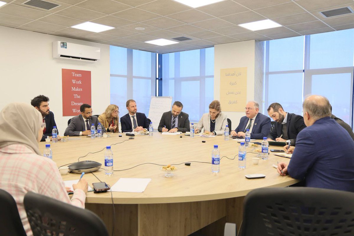 SyMOSAAL's tweet image. وزيرة الشؤون الاجتماعية تبحث مع البنك الدولي تعزيز برامج الحماية الاجتماعية  

استقبلت وزيرة الشؤون الاجتماعية والعمل السيدة &quot;هند قبوات&quot;، السيد &quot;أوغو جنتليني&quot; المسؤول عن برامج المساعدات الاجتماعية في البنك الدولي ، وذلك بحضور وزير المالية السيد &quot;محمد يسر برنية&quot;.