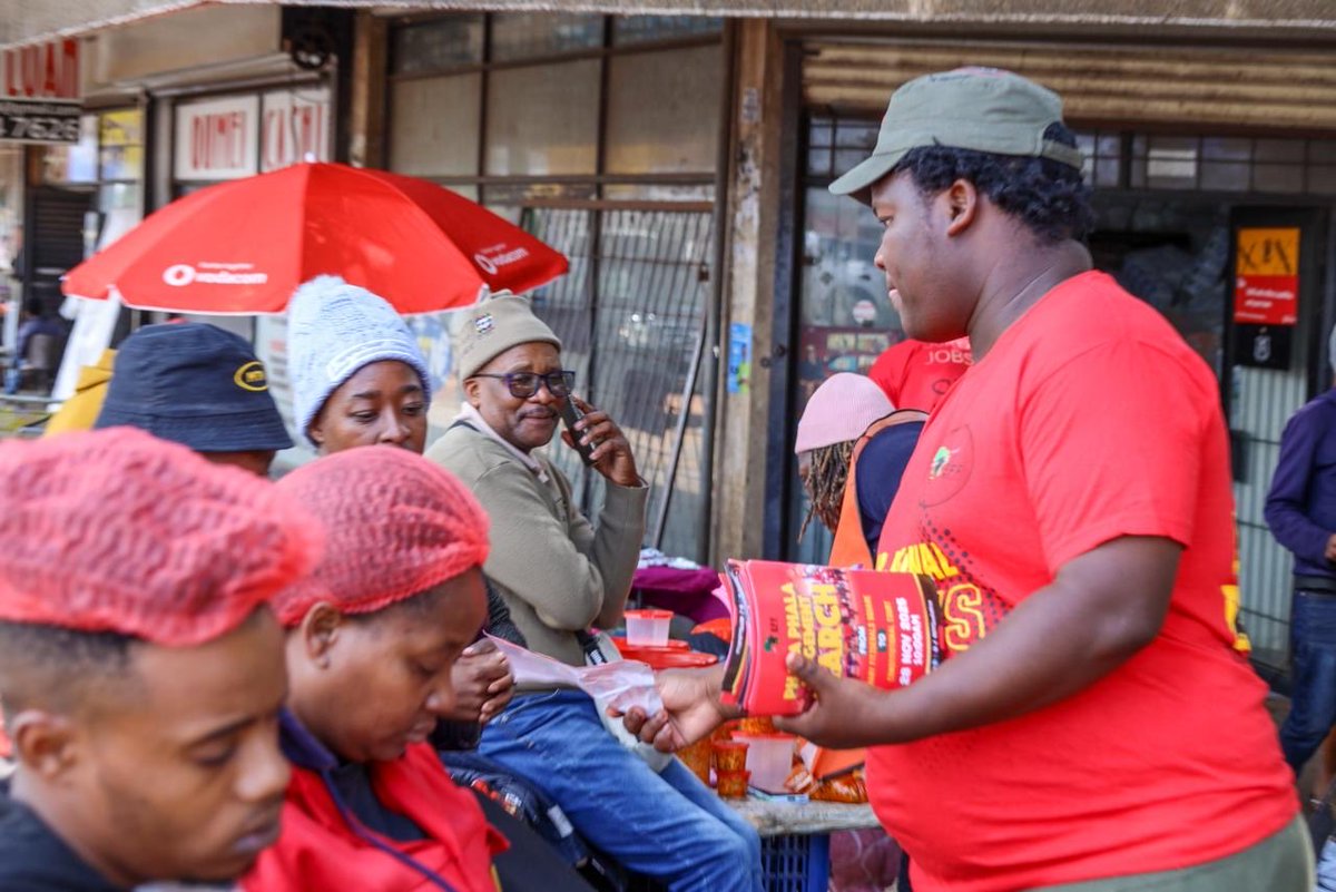 effsubregionc's tweet photo. ♦️♦️♦️In Pictures ♦️♦️♦️

The Chairperson and Secretary of Sub-Region C led the SRCT and member of the subregion by distributing pamphlets in the town of Roodepoort Ward 84.

#effsubregionc #EconomicFreedomFighters #EFF https://t.co/VItSpxq4TB
