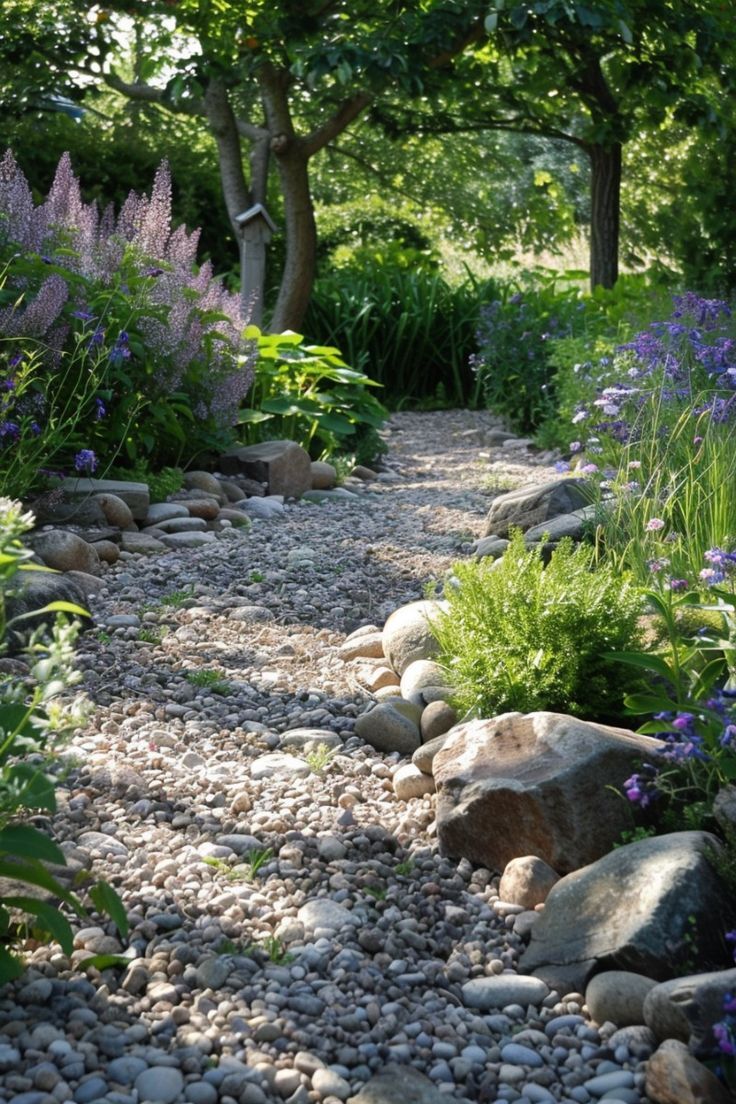 Botanichka's tweet image. Красиво и практично: гравийные дорожки в саду 🌿🪨

#ландшафтный_дизайн