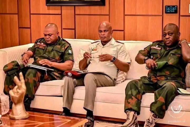 wakeup243's tweet image. Arrêtez-les, humiliez-les, exécutez-les autant que vous le voudrez, mais n’oubliez jamais qu’un général d’armes ne naît pas en un jour.

Soldats tenez bon.
#SauvonslaRDC
#RDC