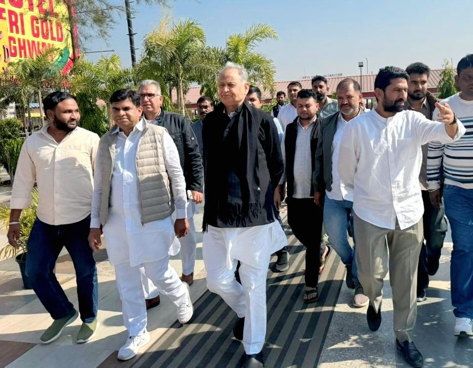 पूर्व मुख्यमंत्री श्री अशोक गहलोत जी के साथ शाहपुरा सीकर यात्रा जमवारामगढ़ के पूर्व विधायक जिला अध्यक्ष जिला कांग्रेस कमेटी जयपुर देहात पूर्व बड़े भाई गोपाल जी मीणा शाहपुरा विधायक मनीष यादव जी साथ मौजूद रहे 
<a href="/ashokgehlot51/">Ashok Gehlot</a> <a href="/ManishYadavIn/">𝗠𝗮𝗻𝗶𝘀𝗵 𝗬𝗮𝗱𝗮𝘃</a> <a href="/INCRajasthan/">Rajasthan PCC</a> <a href="/gopalmeenainc/">Gopal meena</a>