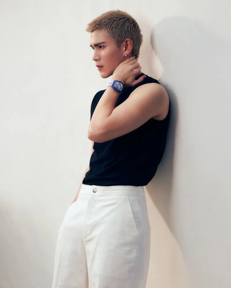 Fourth_Fashion's tweet image. All The Must-Know Celebrity Campaigns Of 2025 

บทความนี้ได้รวบรวมเหล่าคนดังและแคมเปญเด่นประจำปี 2025 ที่น่าจับตามอง ท่ามกลางคนดังมากมายมีน้องโฟร์ทด้วยนะ💙

@tawattannn @FranckMuller 
#FranckMuller #FR2NCK #FR2
#FR2NCKMULLERVanguardBeach
#Fourthnattawat #โฟร์ทณัฐวรรธน์