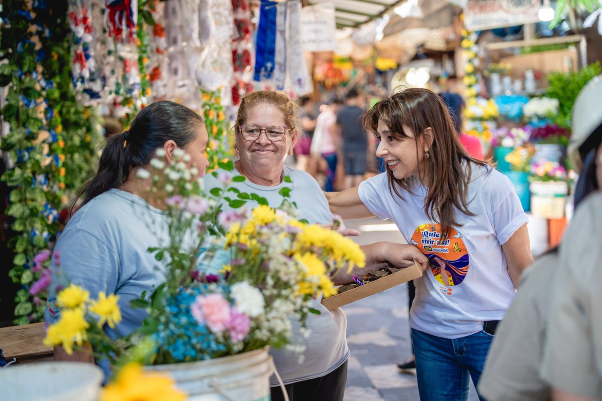 UNFPAPy's tweet photo. ✨ Sororidad en acción en el Mercado 4

En el marco del 25N, Día Internacional para la Eliminación de la Violencia contra la Mujer, hoy electricistas de la ANDE y artesanas de Cateura, realizaron una activación: entregaron, de manera sorpresiva, joyas artesanales a las mujeres. https://t.co/IYGcBUvBkw