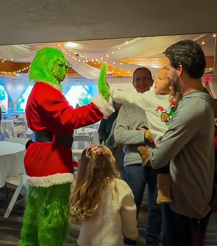 💚🎄 Guess who’s crashing breakfast? The Grinch!
Join us for pancakes, crafts, photos &amp; all the Who-liday fun.
Don’t miss it.... he only steals breakfast once a year! 😉
.
.
.
basslake.com/events/bass-la…