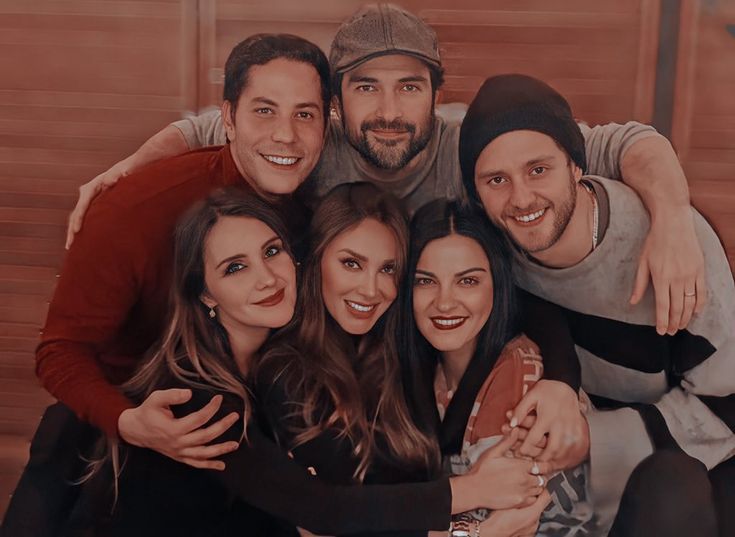 tdrbdmaniaco's tweet photo. Chorei 🥹 Christian Chávez divulgou uma prévia de uma nova música composta por ele com um vídeo que mostra imagens do RBD antes e depois da turnê. 
Ele escreveu:
"Quando alguém vai embora, algo em nós muda, mas o que foi vivido jamais se apaga. Escrevi esta canção a partir dessa nostalgia, pensando em quem já não está e naquele capítulo imenso e bonito que me deu tanto. Sempre serão parte de mim e de milhares de corações." 💫💖

A música diz:
"Para sempre eu fico ao seu lado, para sempre você tem meu coração. Para onde formos eu juro que um dia voltaremos a estar juntos, juntos outra vez." 

RBD VOLTA PELO AMOR DE DEUS