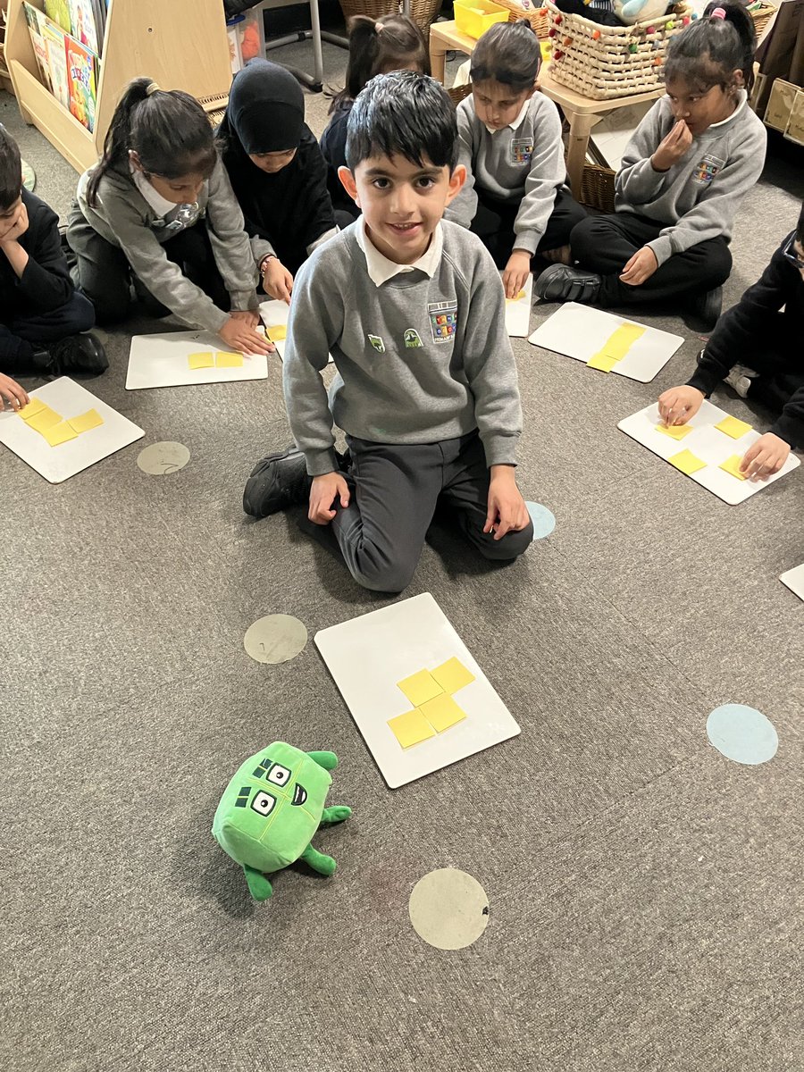 MrsGriffiths7's tweet image. Making 4 
This week we’ve been making stampolines of the number 4 and describing it using positional language #eyfs #masteringnumber #maths