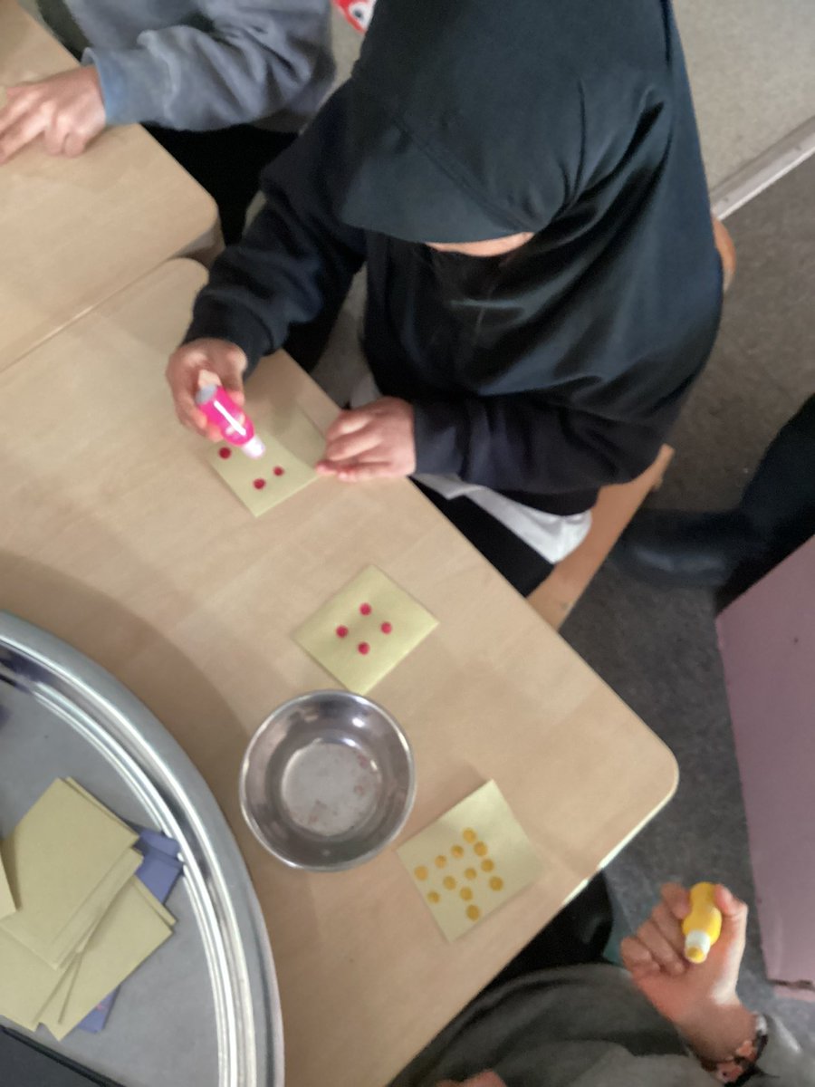 MrsGriffiths7's tweet image. Making 4 
This week we’ve been making stampolines of the number 4 and describing it using positional language #eyfs #masteringnumber #maths