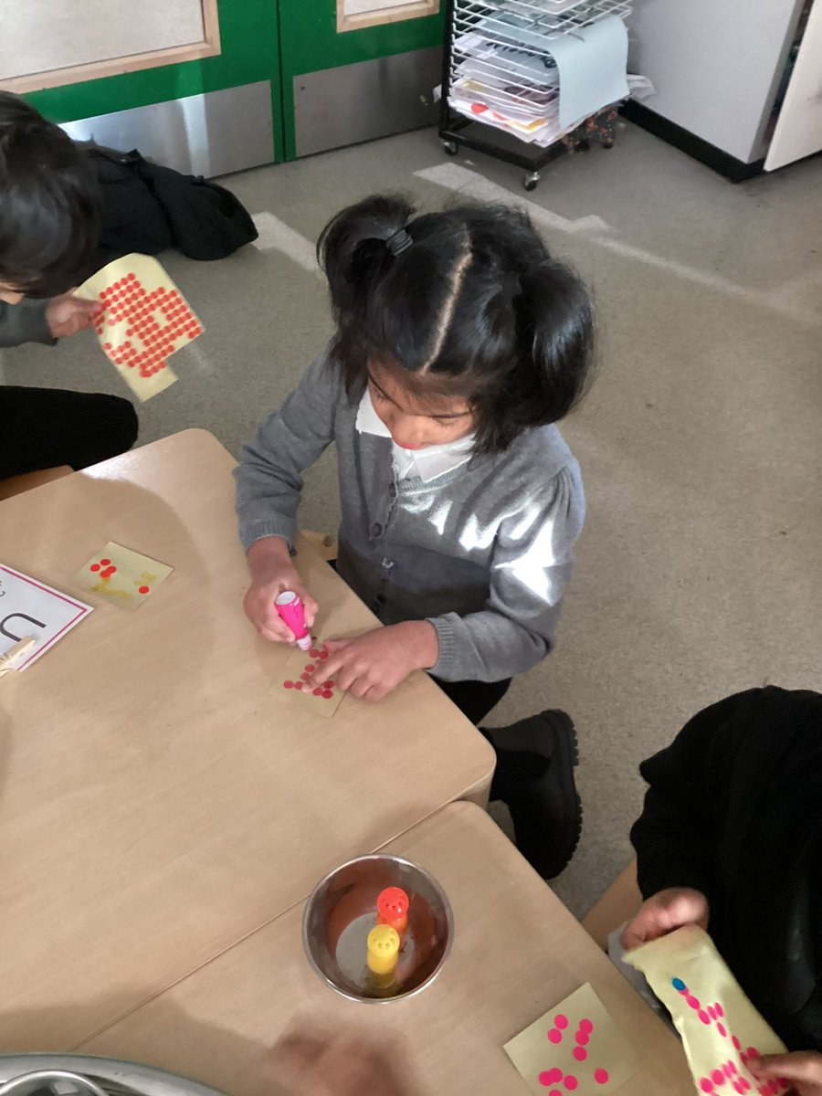 MrsGriffiths7's tweet image. Making 4 
This week we’ve been making stampolines of the number 4 and describing it using positional language #eyfs #masteringnumber #maths