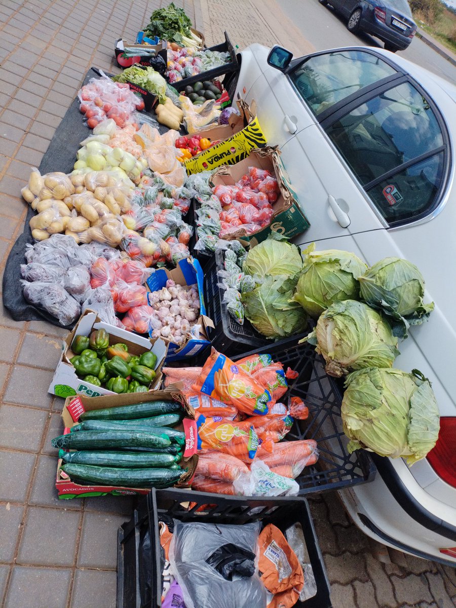 GoompyFresh's tweet image. Zaka e mostrateng.

85%  of what I sell, in the streets of course, is from my plot.

What we don&apos;t have we source from neighbors n we pay cash.

Ntwa e is against poverty.