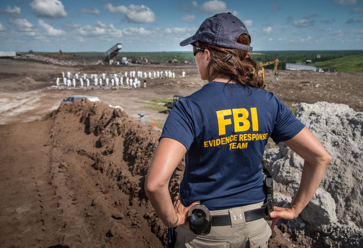 FBIPhiladelphia's tweet image. Our Evidence Response Teams close the gap between a crime scene and the FBI Laboratory. 

Get an inside look as team members learn to process a scene with precision and care: fbi.gov/news/stories/e…