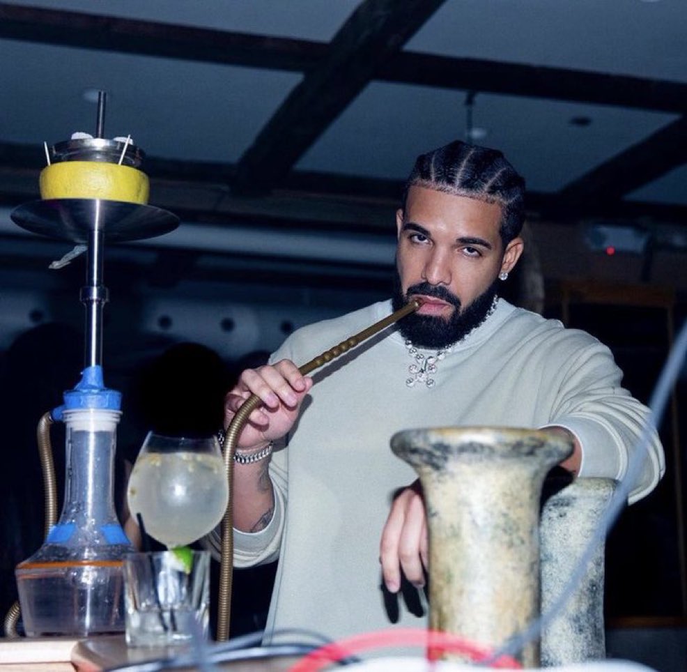 DrakeChart's tweet image. .@Drake’s “Controlla” has now surpassed 900 MILLION streams on Spotify! 

This is Drake’s 31st credited song to reach this milestone 🏆