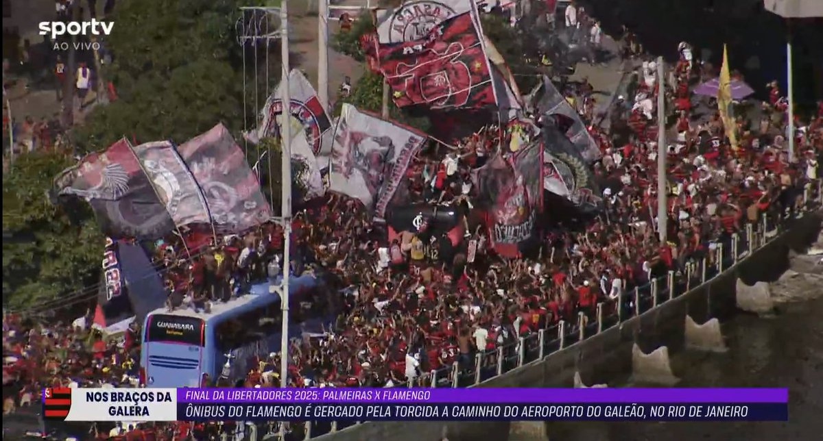 futtmais's tweet photo. Festa absurda da torcida do Flamengo no embarque para Lima.

AeroFla sensacional. https://t.co/ZcpYU4oAFq