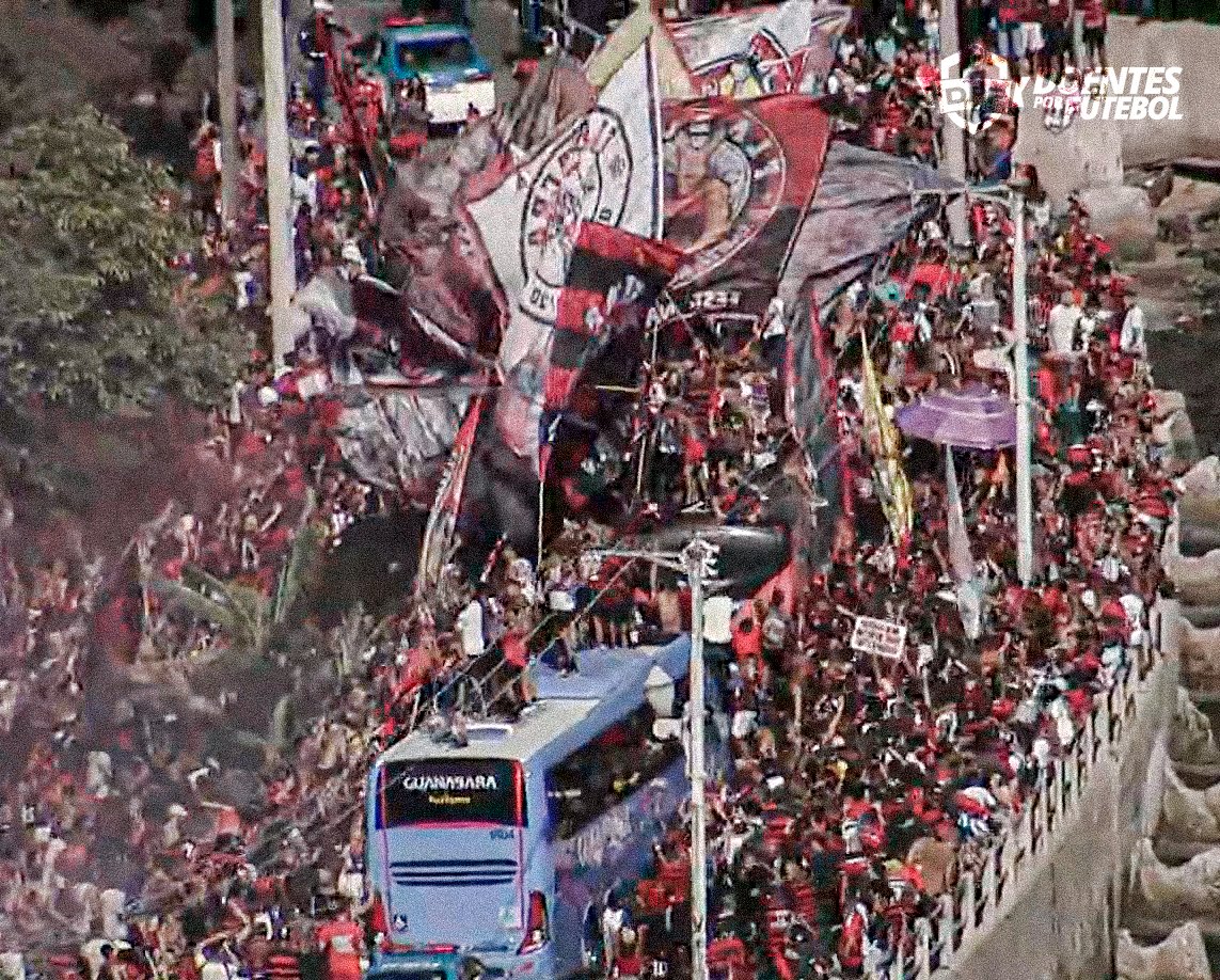 DoentesPFutebol's tweet photo. Ônibus do Flamengo foi cercado pelos torcedores em festa de despedida antes da partida da final da Libertadores.

Quase não dá pra ver o ônibus que estão os jogadores. Torcedores subiram nele.

Flamengo decola daqui 1h30 e será uma difícil missão de abrir o caminho.

É o AeroFla!