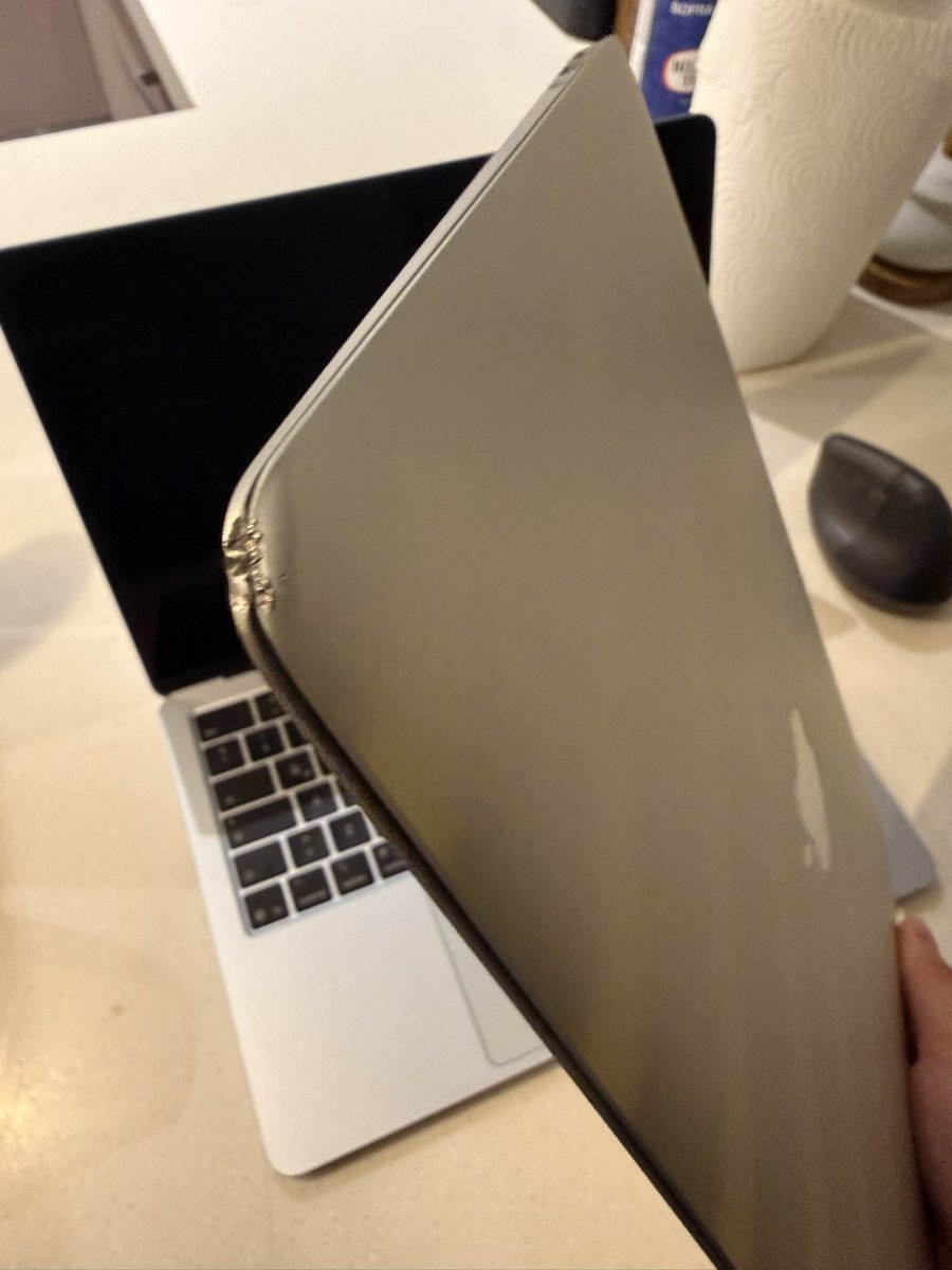 yigtdogn's tweet image. Daha aldığım ilk hafta el çantasını yere düşürmüştüm o gün bugündür sadece sırt çantası kullanıyorum. Bu emektarla 8 seneyi devirdik yine de. İlk girişimimi bununla kurmuştum 🥹