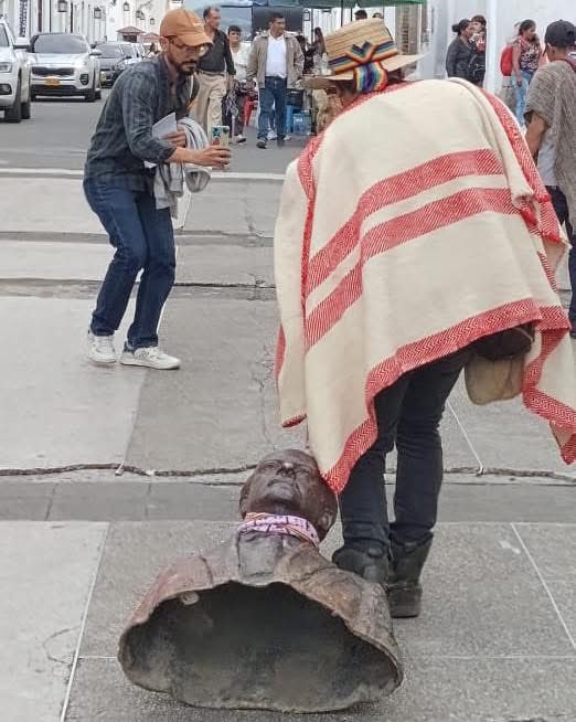 En Popayán, tumbaron y arrastraron el busto de Guillermo León Valencia.