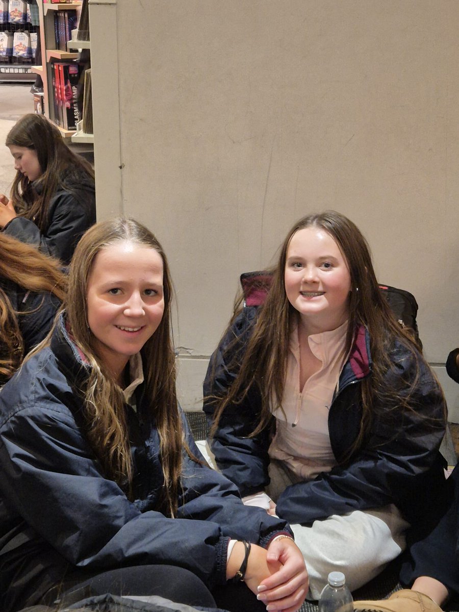 Laurel Hill Coláiste tweet media