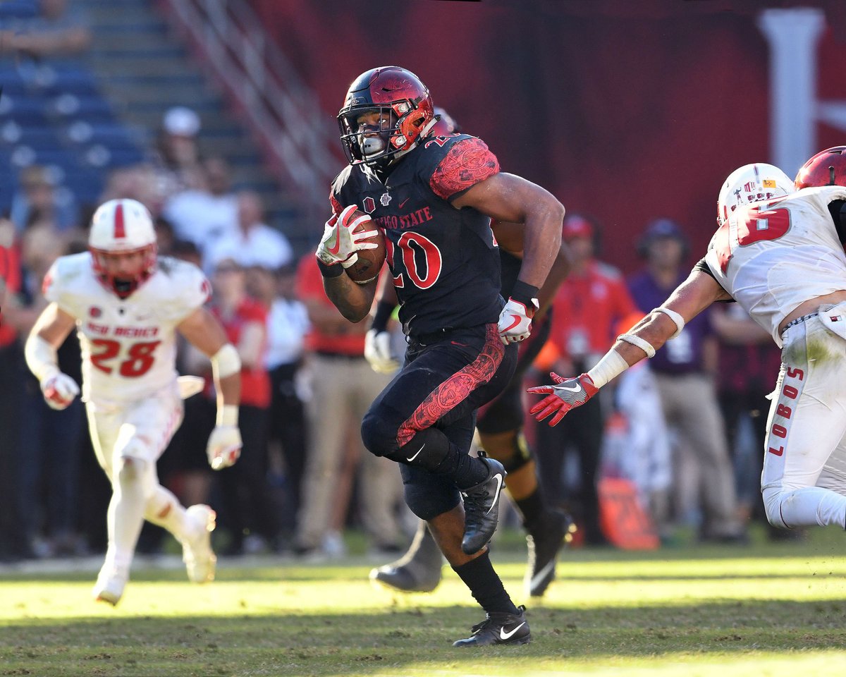 TomAbles's tweet image. In his final home game as an Aztec, Rashaad Penny rushed for 203 yards in the Aztecs 35-10 victory over New Mexico in 2017. It game him more than 2,000 rushing yards for the season (and SDSU’s 2nd in a row). #GoAztecs #AztecForLife #788andCounting @AztecFB