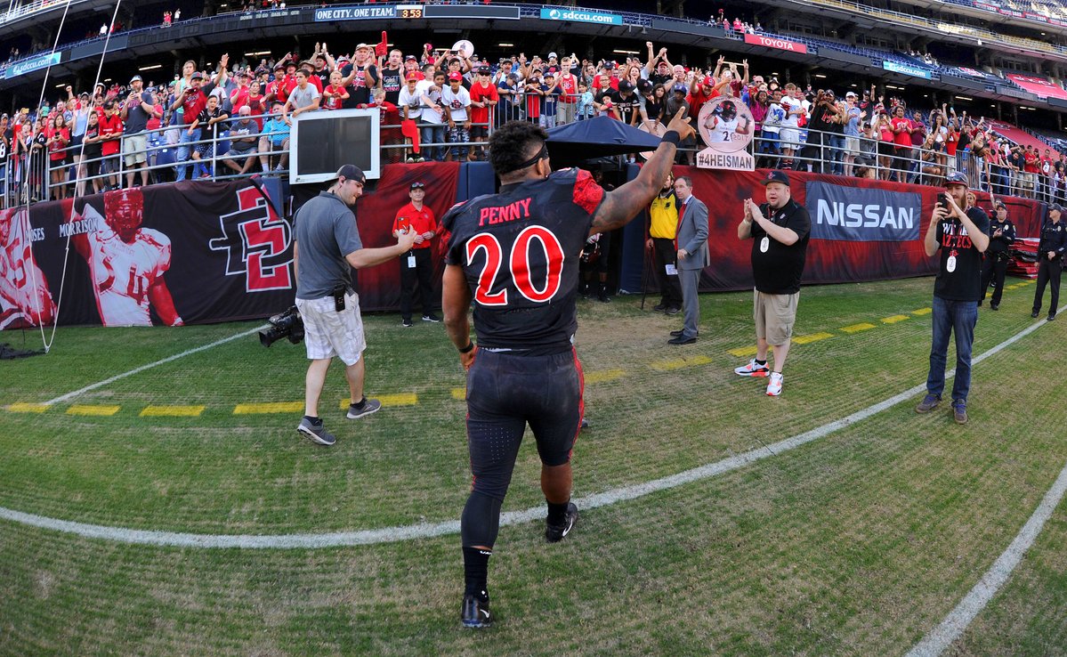 TomAbles's tweet image. In his final home game as an Aztec, Rashaad Penny rushed for 203 yards in the Aztecs 35-10 victory over New Mexico in 2017. It game him more than 2,000 rushing yards for the season (and SDSU’s 2nd in a row). #GoAztecs #AztecForLife #788andCounting @AztecFB