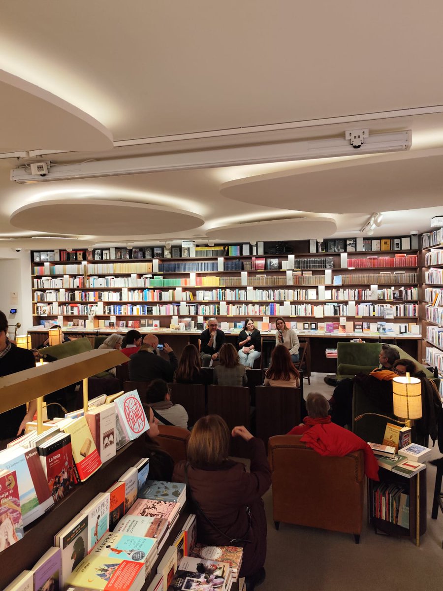 capdebrot's tweet image. «Barcelona», de Prudenci Bertrana, ara mateix, a la @Ll_Finestres, amb @PlaXavierpla5, @judit_p_prat i @IreneZervera! 🥳