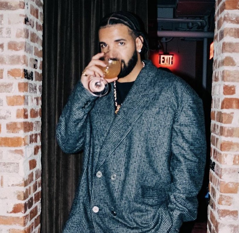 DrakeChart's tweet image. Artists with the most entries in Hot R&amp;amp;B Songs chart history:

Chris Brown 99
The Weeknd 86
Drake 77
Summer Walker 69