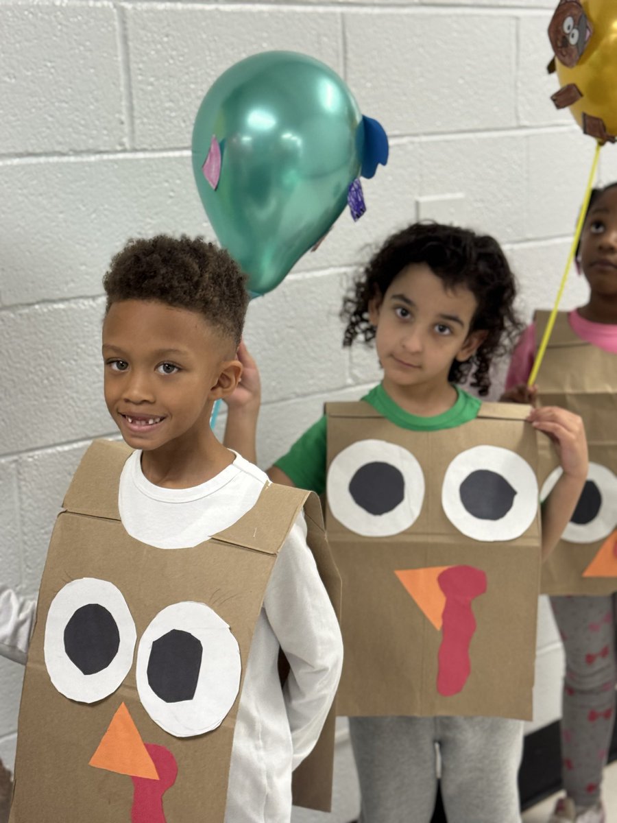 StatenAdrianne's tweet photo. The Macy’s Day parade by our First Graders. Happy Thanksgiving. 🦃
@LCSJackets @PESJackets https://t.co/aHkCqqoXby
