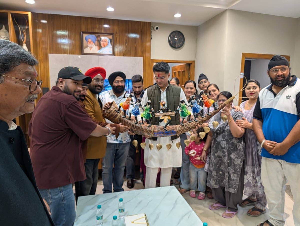 पीसीसी महासचिव (संगठन) मलकीत सिंह गैंदू जी और उनके परिवार से भेंट की तथा उनके नवविवाहित पुत्र और पुत्रवधू को शुभकामनाएं दी।

📍छत्तीसगढ़